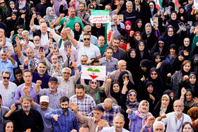 تجمع مردمی در محکومیت تجاوز آمریکا و اعلام انزجار از ترامپ در میدان انقلاب