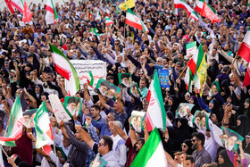 تجمع مردمی در محکومیت تجاوز آمریکا و اعلام انزجار از ترامپ در میدان انقلاب