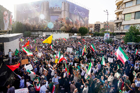 تجمع مردمی در محکومیت تجاوز آمریکا و اعلام انزجار از ترامپ در میدان انقلاب