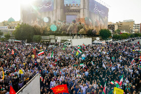 تجمع مردمی در محکومیت تجاوز آمریکا و اعلام انزجار از ترامپ در میدان انقلاب