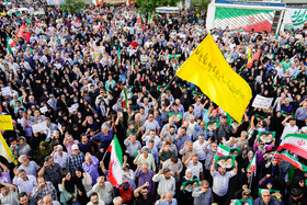 تجمع مردمی در محکومیت تجاوز آمریکا و اعلام انزجار از ترامپ در میدان انقلاب