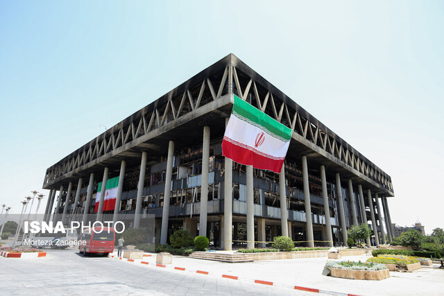 پرچم ایران بر سر در ساختمان شیشه‌ای جام جم + فیلم و عکس
