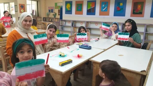 ادای احترام کودکان گرمسار و بیارجمند به پرچم و سربازان وطن