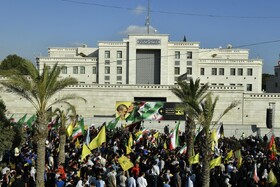 برگزاری جشن پیروزی در مقابل سفارت ایران در بیروت