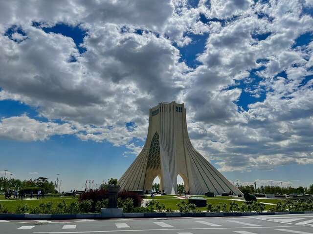 زیر آسمانی که هنوز هم آبی‌ است