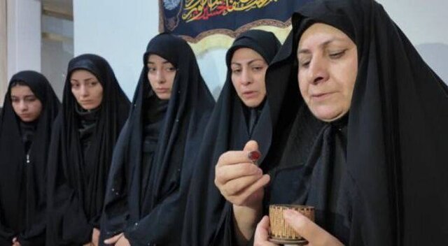 اهدای انگشتر متبرک رهبر معظم انقلاب اسلامی به خانواده شهید شایان فرد اهدای انگشتر متبرک رهبر معظم انقلاب اسلامی به خانواده شهید شایان فرد