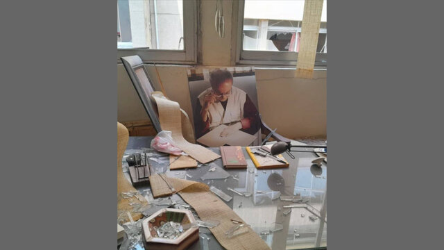 عکس آرشیوی است آخرین وضعیت خانه اکبر رادی که در جنگ ۱۲ روزه نیمهویران شد