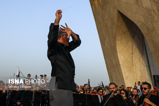 عکس تزیینی است /اجرای ارکستر سمفونیک تهران در میدان آزادی به امید سر برآوردن نگرشی واقعبینانه از میانه نگاههای محدودگرایانه