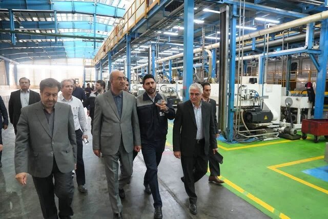 رفع مشکلات بخش تولید با پشت میزنشینی امکانپذیر نیست