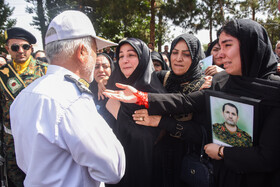 خانواده شهید «جعفر کشمیر» در مراسم تشییع شهدای حمله رژیم صهیونیستی - گرمسار