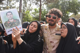خانواده شهید «جعفر کشمیر» در مراسم تشییع شهدای حمله رژیم صهیونیستی - گرمسار