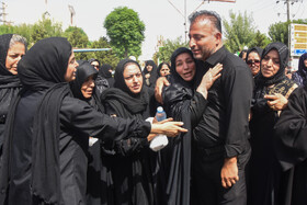 خانواده شهید «جعفر کشمیر» در مراسم تشییع شهدای حمله رژیم صهیونیستی - گرمسار