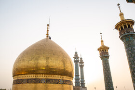 تعویض پرچم گنبد حرم حضرت فاطمه معصومه(س) در آستانه ماه محرم الحرام