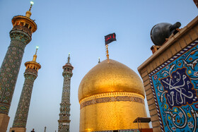 تعویض پرچم گنبد حرم حضرت فاطمه معصومه(س) در آستانه ماه محرم الحرام