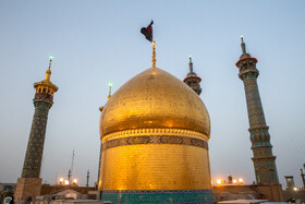 تعویض پرچم گنبد حرم حضرت فاطمه معصومه(س) در آستانه ماه محرم الحرام