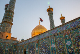 تعویض پرچم گنبد حرم حضرت فاطمه معصومه(س) در آستانه ماه محرم الحرام