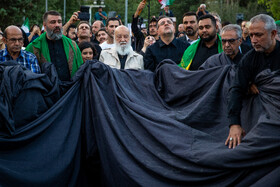   مهدی چمران، رئیس شورای شهر تهران و سید محمد حسین حجازی، مدیر عامل مجوعه اراضی عباس آباد در مراسم اهتزاز پرچم عزای حسینی