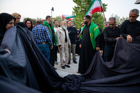   مهدی چمران، رئیس شورای شهر تهران و سید محمد حسین حجازی، مدیر عامل مجوعه اراضی عباس آباد در مراسم اهتزاز پرچم عزای حسینی