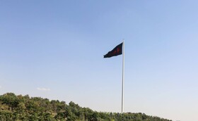 اهتزاز بزرگترین پرچم عزای حسینی بر فراز بلندترین برج پرچم ایران در پایتخت