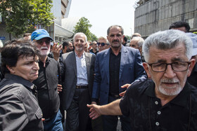 «جهانگیر شکوهی شورمستی» پدر شهید پارسا شکوهی در مراسم تشییع فرزند برومندش - قائمشهر