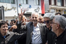 «جهانگیر شکوهی شورمستی» پدر شهید پارسا شکوهی در مراسم تشییع فرزند برومندش - قائمشهر