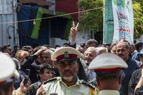 «جهانگیر شکوهی شورمستی» پدر شهید پارسا شکوهی در مراسم تشییع فرزند برومندش - قائمشهر