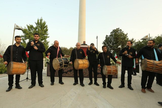 اهتزاز بزرگترین پرچم عزای حسینی بر فراز بلندترین برج پرچم ایران در پایتخت