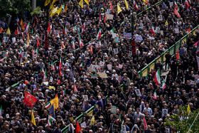 ۳ ساعت گذشت؛ مردم همچنان منتظر دیدار با قهرمانان مقاومت