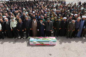 اقامه نماز توسط آیت الله سید محمد کاظم مدرسی امام جمعه بخش مرکزی بر پیکر پاک و مطهر شهید مدافع وطن سرگرد صالح بناء هنزایی 