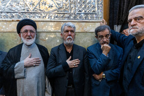 علی منتظری، رییس جهاد دانشگاهی و سید عباس صالحی، وزیر ارشاد در مراسم تشییع پیکر دکتر محمدمهدی طهرانچی در حرم حضرت عبدالعظیم حسنی (ع)