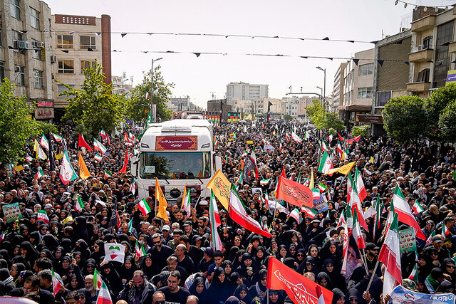 ویدیو/ تشییع پیکر ۶۰ شهید اقتدار در تهران؛ تجلی وحدت و استکبارستیزی ویدیو/ تشییع پیکر ۶۰ شهید اقتدار در تهران؛ تجلی وحدت و استکبارستیزی