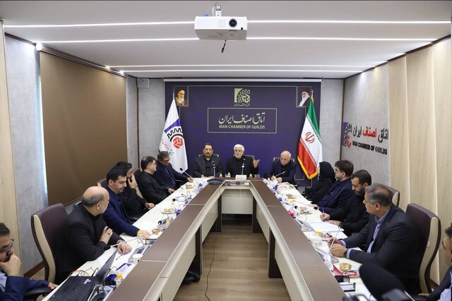 عارف: آمریکا به دنبال جدایی مردم ایران از حکومت است