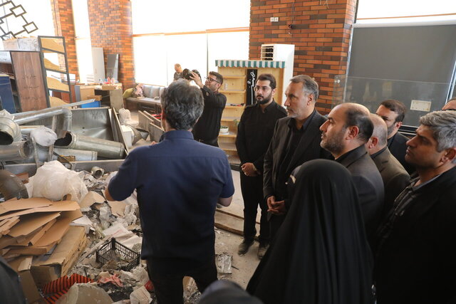 بازدید کمیسیون عمران از خانههای تخریب شده در جنگ بازدید کمیسیون عمران از خانههای تخریب شده در جنگ