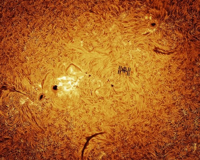 عکسی خیرهکننده از ایستگاه فضایی بینالمللی در دل یک شراره خورشیدی