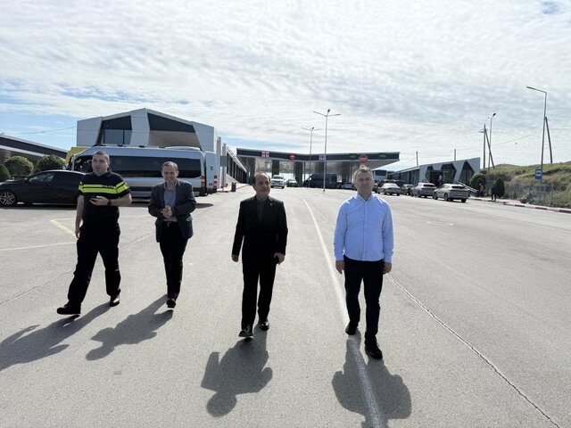 بازدید سفیر ایران در گرجستان از پایانه مسافری مرز ساداخلو بازدید سفیر ایران در گرجستان از پایانه مسافری مرز ساداخلو