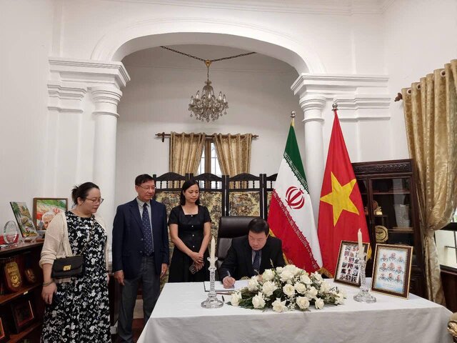گشایش دفتر یادبود شهدای حملات رژیم صهیونیستی به ایران در سفارت ایران در هانوی گشایش دفتر یادبود شهدای حملات رژیم صهیونیستی به ایران در سفارت ایران در هانوی