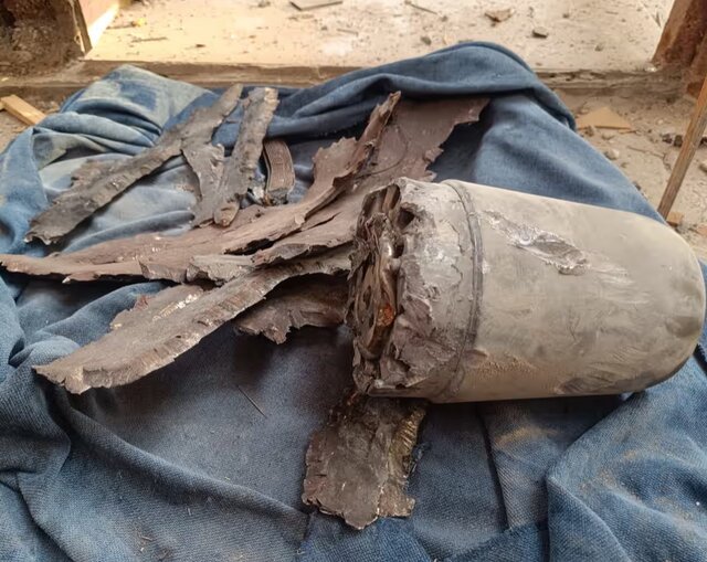 بقایای حمله موشکی اشغالگران به غزه گاردین: ارتش اسرائیل با یک بمب ۵۰۰ پوندی کافه شلوغ غزه را هدف گرفت