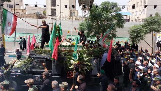 وداع باشکوه مردم ورامین با شهید مدافع وطن جواد میرزائیان