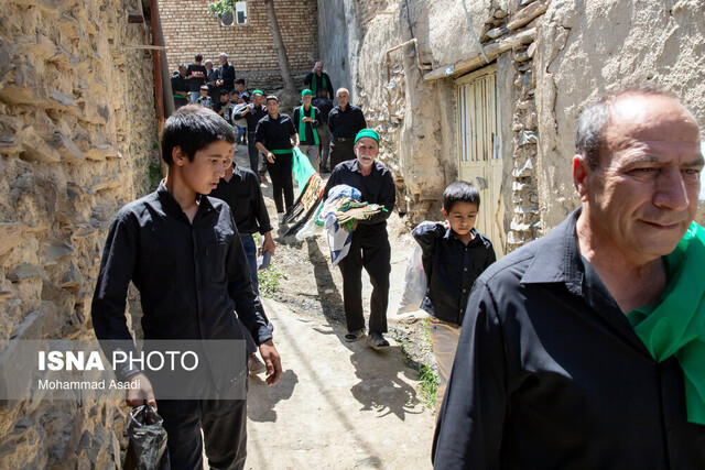 آئین علم گردانی در ایام محرم در روستای تاریخی هزاوه