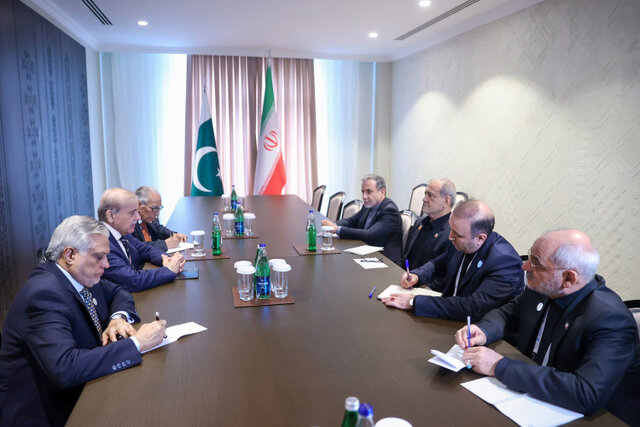 دیدار نخست‌وزیر پاکستان با پزشکیان