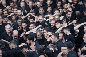 حضور خیل عزاداران در دسته سینه‌زنی تاسوعای حسینی شهر مریانج