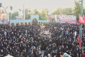 حضور خیل عزاداران در دسته سینه‌زنی تاسوعای حسینی شهر مریانج