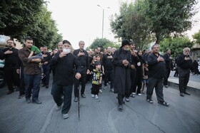 حضور خیل عزاداران در دسته سینه‌زنی تاسوعای حسینی شهر مریانج