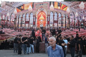 حضور خیل عزاداران در دسته سینه‌زنی تاسوعای حسینی شهر مریانج