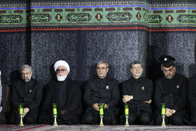غلامحسین مظفری، استاندار خراسان رضوی و آیت‌الله احمد مروی، تولیت آستان قدس رضوی در مراسم خطبه خوانی شب عاشورا در حرم مطهر رضوی