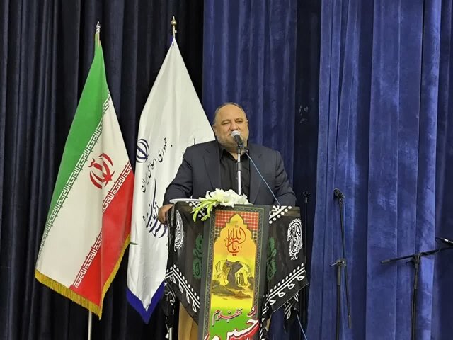هنرمندان می‌توانند پیام عاشورا را به دنیا برسانند