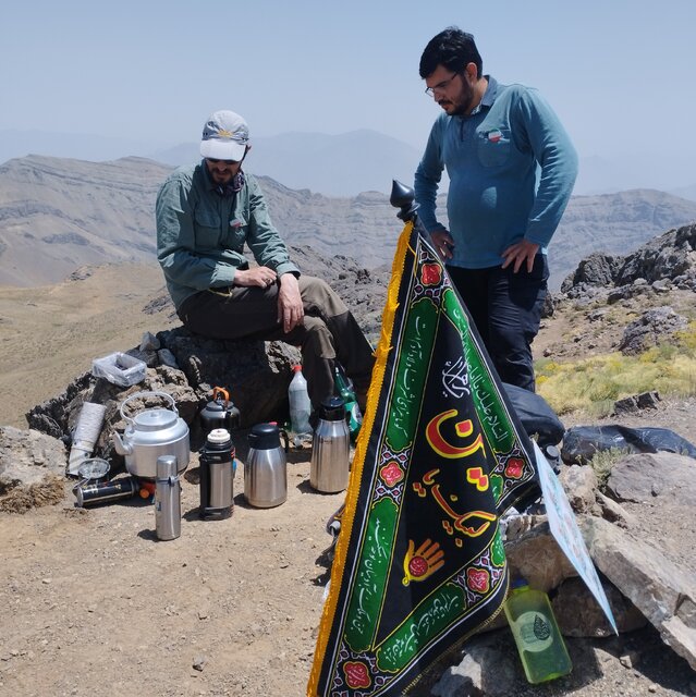 پرچم کشورمان و بیرق عزای امام حسین(ع) در قله کلکچال برافراشته شد