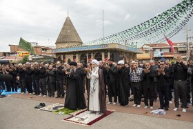 ننماز ظهر عاشورا در«امام زاده یحیی» ساری به امامت «محمدباقر محمدی لائینی» نماینده ولی فقیه در استان مازندران