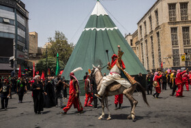 خیمه سوزان ظهر عاشورا در چهارراه گلوبندک تهران