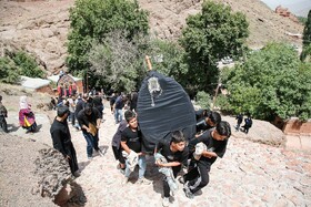 نخل‌گردانی روز عاشورا در روستای تاریخی ابیانه - اصفهان